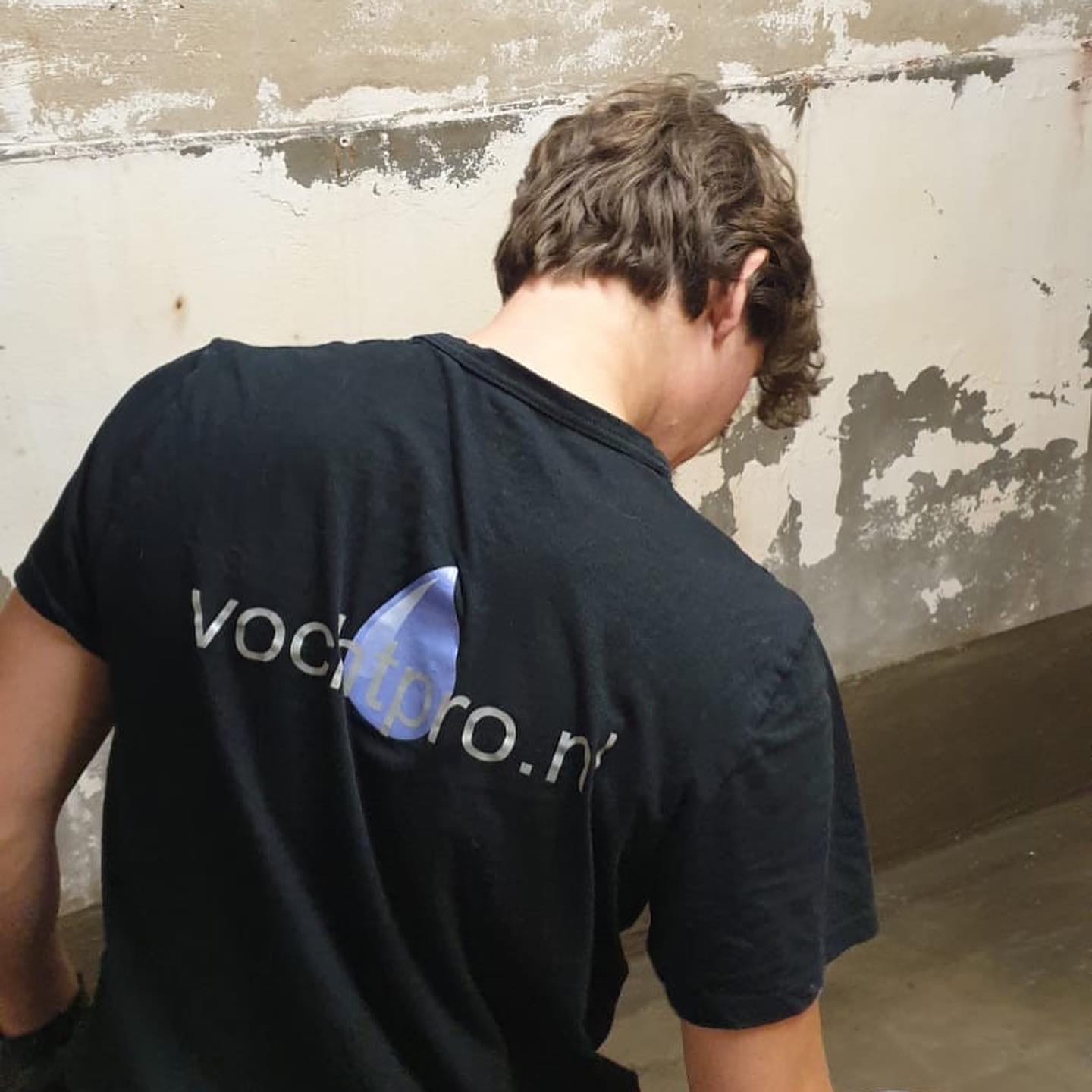 VochtPro medewerker maakt kelder waterdicht